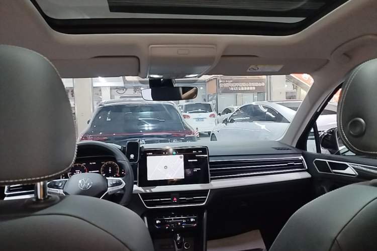 Used Volkswagen Tiguan L 2024 Outstanding Model 330TSI Automatic Two-Wheel Drive R-Line Dragon Glory Edition Headliner