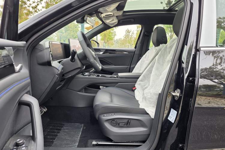 Used Volkswagen Tiguan L 2024 PRO 330TSI Two-Wheel Drive R-Line Smart Edition Interior 1