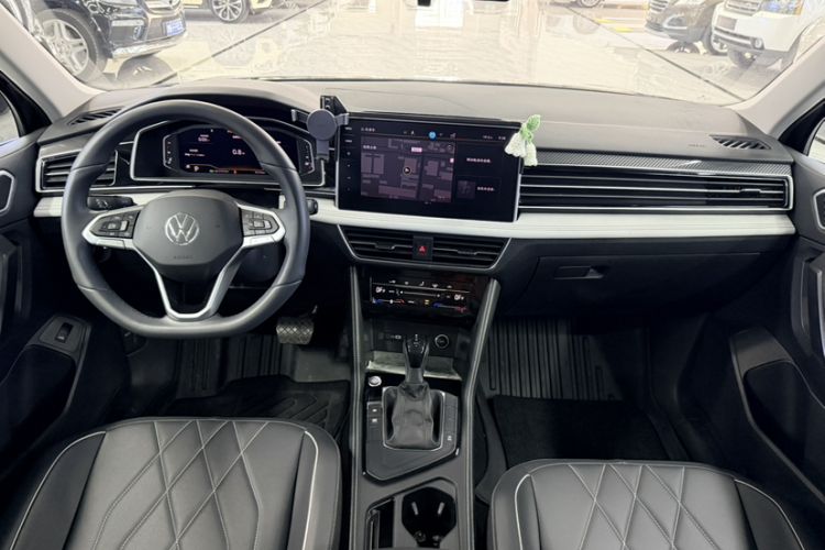 Used Volkswagen Tiguan L 2024 Outstanding Model 300TSI Automatic Two-Wheel Drive Longteng Edition Interior 1