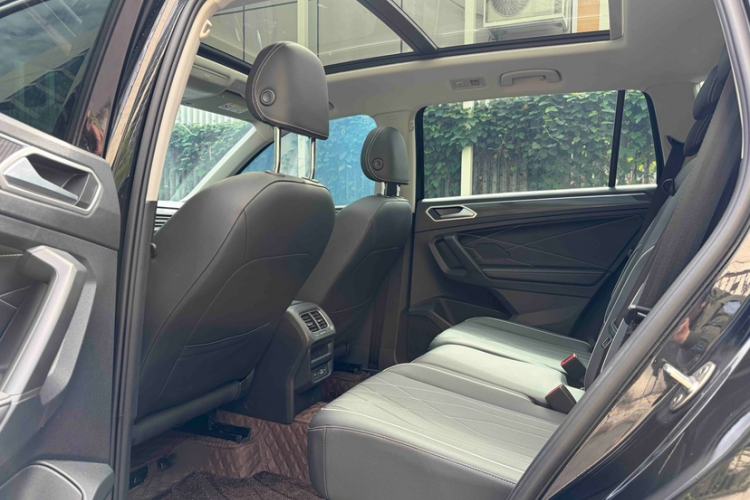 Used Volkswagen Tiguan L 2024 Outstanding Model 330TSI Automatic Two-Wheel Drive R-Line Dragon Glory Edition Interior 1