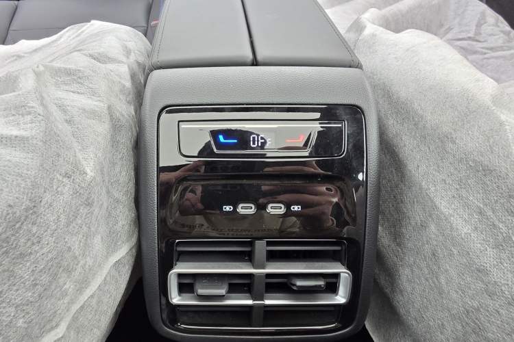 Used Volkswagen Tiguan L 2024 PRO 330TSI Two-Wheel Drive R-Line Smart Edition Interior 10
