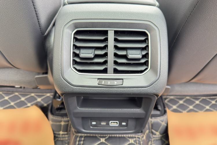 Used Volkswagen Tiguan L 2024 Outstanding Model 330TSI Automatic Two-Wheel Drive R-Line Dragon Glory Edition Interior 10