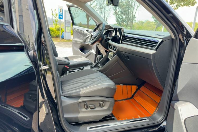 Used Volkswagen Tiguan L 2024 330TSI Automatic Two-Wheel Drive R-Line Enhanced Edition Interior 11