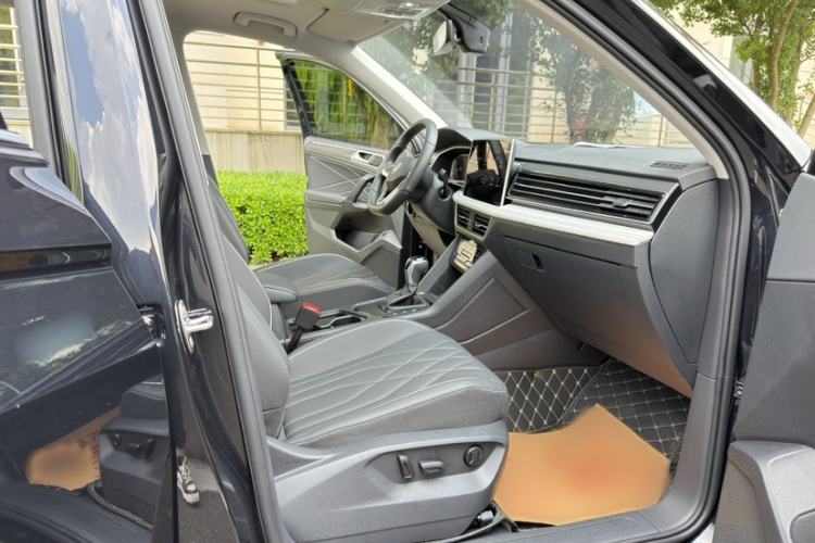Used Volkswagen Tiguan L 2024 Outstanding Model 330TSI Automatic Two-Wheel Drive R-Line Dragon Glory Edition Interior 11