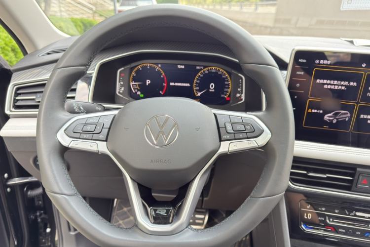 Used Volkswagen Tiguan L 2024 Outstanding Model 330TSI Automatic Two-Wheel Drive R-Line Dragon Glory Edition Interior 2