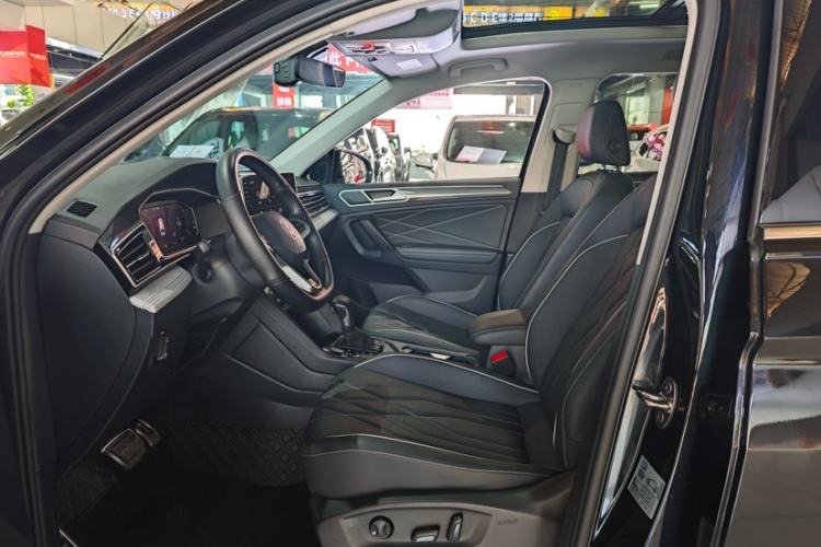 Used Volkswagen Tiguan L 2024 330TSI Automatic Two-Wheel Drive R-Line Enhanced Edition Interior 3