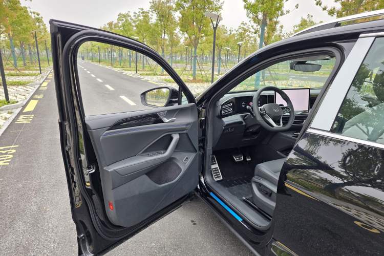 Used Volkswagen Tiguan L 2024 PRO 330TSI Two-Wheel Drive R-Line Smart Edition Interior 3