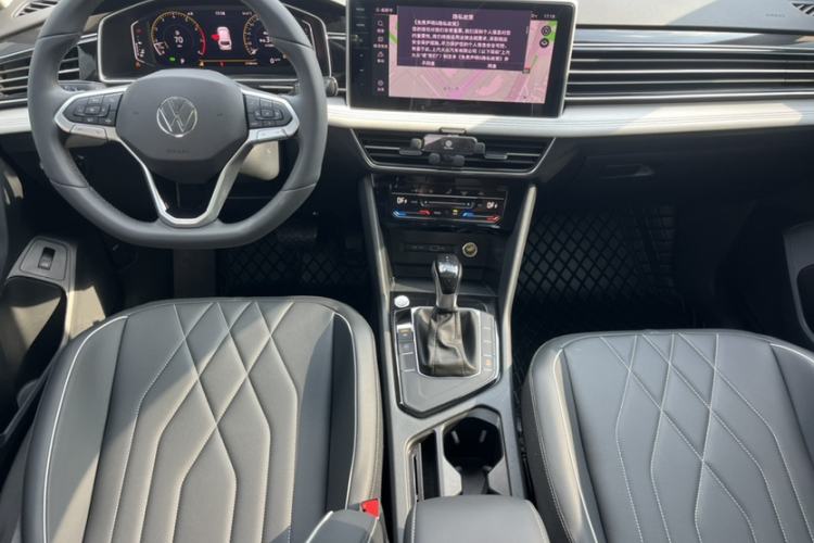 Used Volkswagen Tiguan L 2024 Outstanding Model 300TSI Automatic Two-Wheel Drive Longteng Edition Interior 3