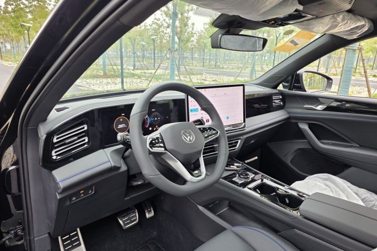 Used Volkswagen Tiguan L 2024 PRO 330TSI Two-Wheel Drive R-Line Smart Edition Interior 4