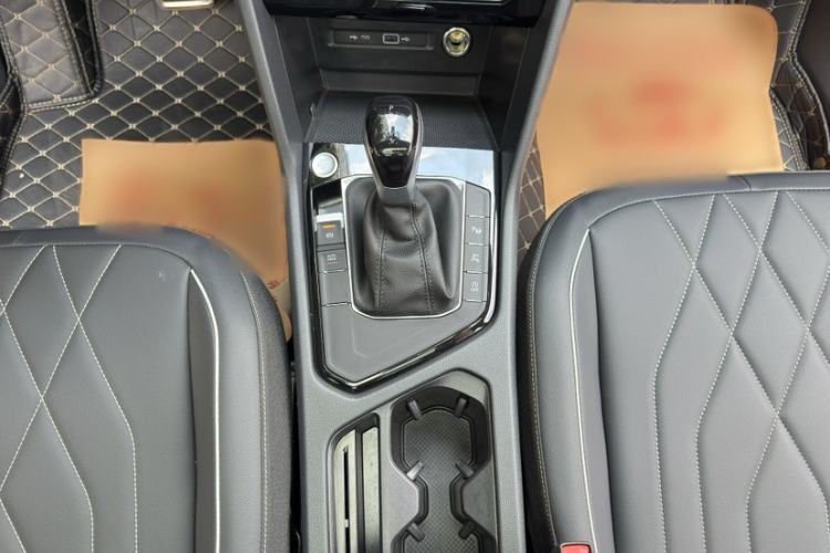 Used Volkswagen Tiguan L 2024 Outstanding Model 330TSI Automatic Two-Wheel Drive R-Line Dragon Glory Edition Interior 4