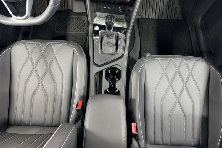 Used Volkswagen Tiguan L 2024 Outstanding Model 300TSI Automatic Two-Wheel Drive Longteng Edition Interior 4