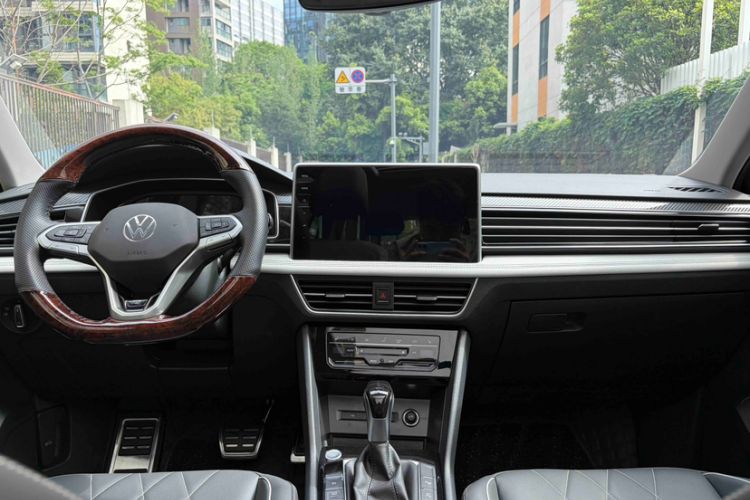 Used Volkswagen Tiguan L 2024 Outstanding Model 330TSI Automatic Two-Wheel Drive R-Line Dragon Glory Edition Interior 4