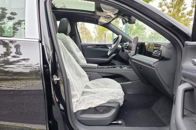 Used Volkswagen Tiguan L 2024 PRO 330TSI Two-Wheel Drive R-Line Smart Edition Interior 5