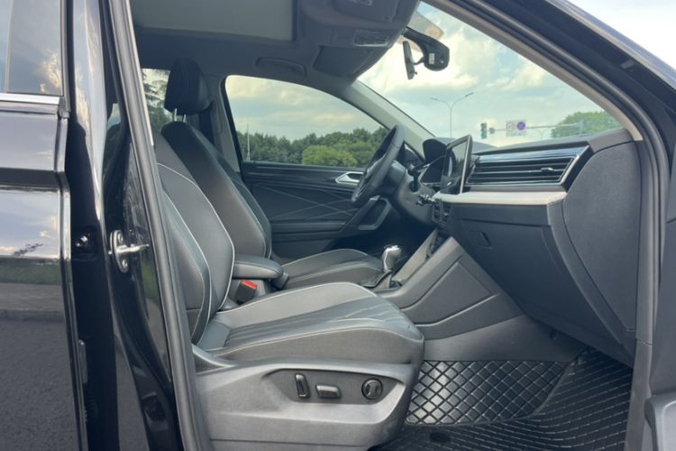 Used Volkswagen Tiguan L 2024 Outstanding Model 300TSI Automatic Two-Wheel Drive Longteng Edition Interior 5