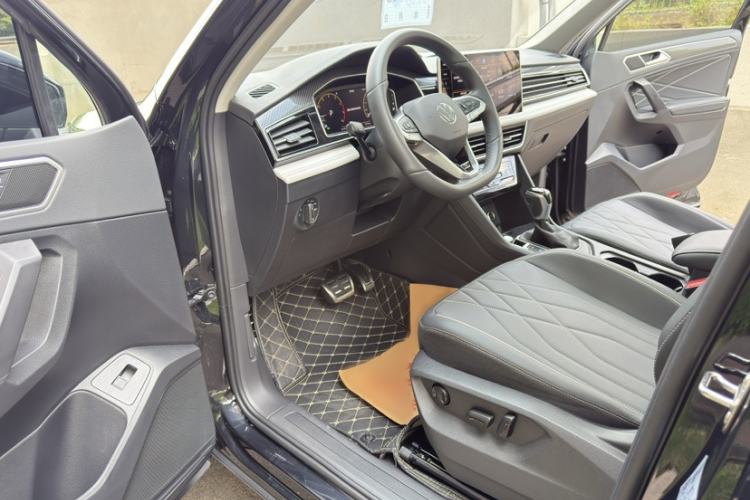 Used Volkswagen Tiguan L 2024 Outstanding Model 330TSI Automatic Two-Wheel Drive R-Line Dragon Glory Edition Interior 5