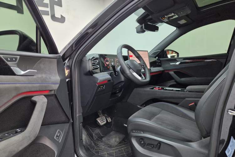 Used Volkswagen Tiguan L 2024 PRO 380TSI Four-Wheel Drive R-Line Prestige Edition Interior 5