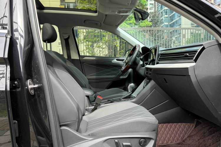 Used Volkswagen Tiguan L 2024 Outstanding Model 330TSI Automatic Two-Wheel Drive R-Line Dragon Glory Edition Interior 5