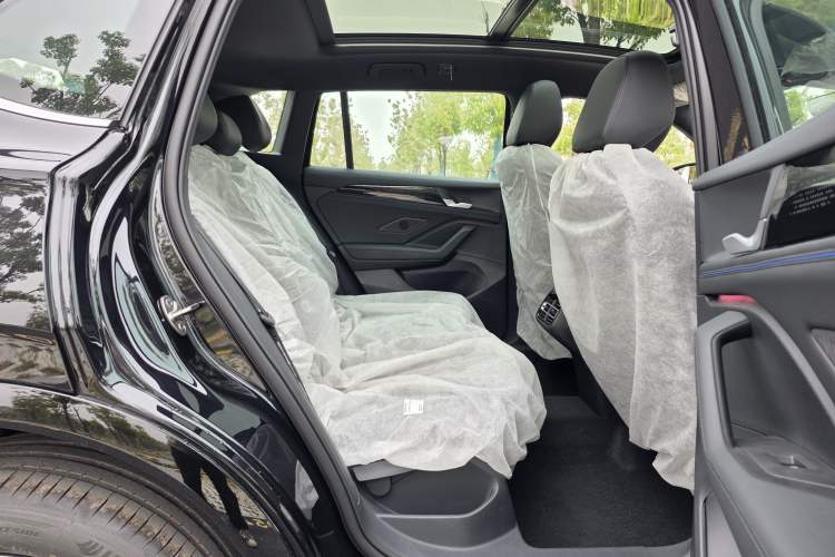 Used Volkswagen Tiguan L 2024 PRO 330TSI Two-Wheel Drive R-Line Smart Edition Interior 6