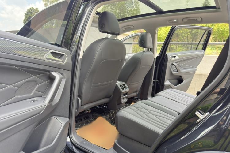 Used Volkswagen Tiguan L 2024 Outstanding Model 330TSI Automatic Two-Wheel Drive R-Line Dragon Glory Edition Interior 6