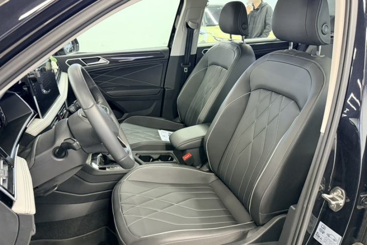 Used Volkswagen Tiguan L 2024 Outstanding Model 300TSI Automatic Two-Wheel Drive Longteng Edition Interior 6