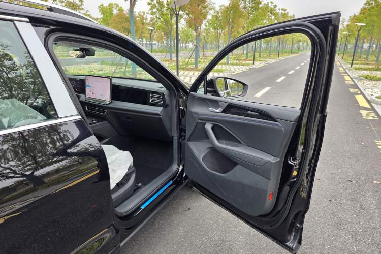 Used Volkswagen Tiguan L 2024 PRO 330TSI Two-Wheel Drive R-Line Smart Edition Interior 7