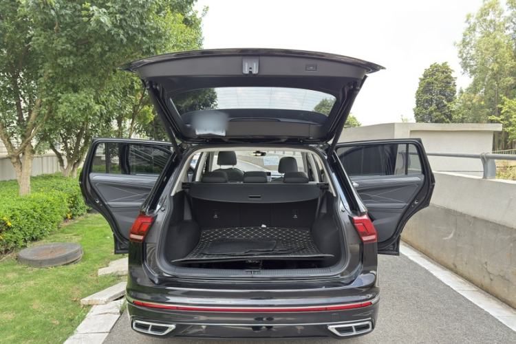Used Volkswagen Tiguan L 2024 Outstanding Model 330TSI Automatic Two-Wheel Drive R-Line Dragon Glory Edition Interior 8
