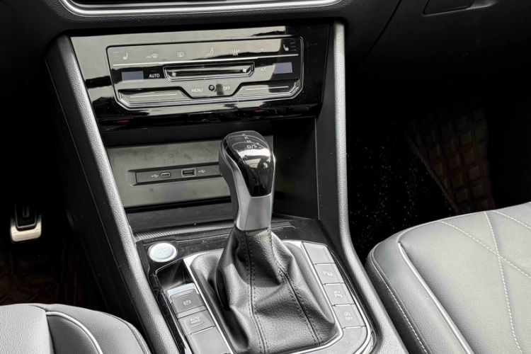 Used Volkswagen Tiguan L 2024 Outstanding Model 330TSI Automatic Two-Wheel Drive R-Line Dragon Glory Edition Interior 8