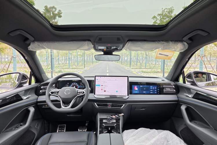 Used Volkswagen Tiguan L 2024 PRO 330TSI Two-Wheel Drive R-Line Smart Edition Interior 9