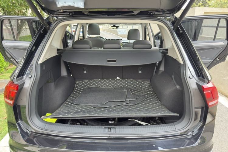 Used Volkswagen Tiguan L 2024 Outstanding Model 330TSI Automatic Two-Wheel Drive R-Line Dragon Glory Edition Interior 9