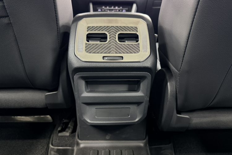 Used Volkswagen Tiguan L 2024 Outstanding Model 300TSI Automatic Two-Wheel Drive Longteng Edition Interior 9
