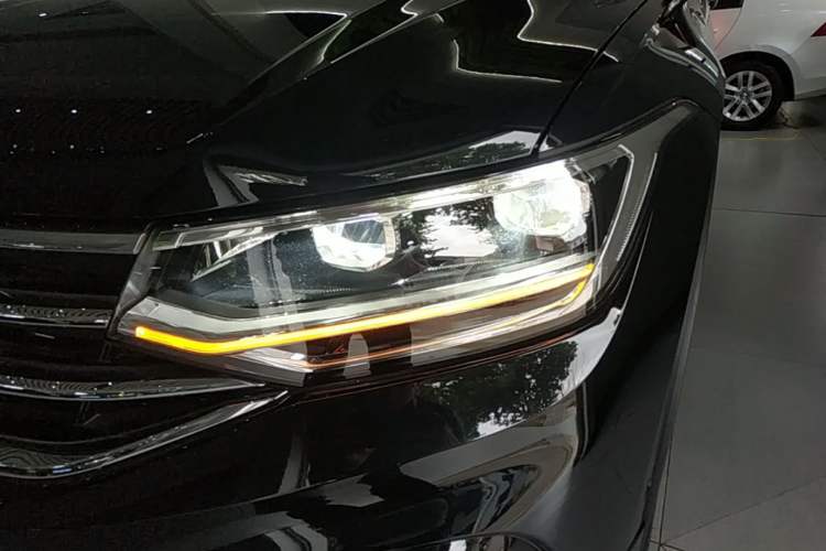 Used Volkswagen Tiguan L 2024 Outstanding Model 330TSI Automatic Two-Wheel Drive R-Line Dragon Glory Edition Left Front Headlight