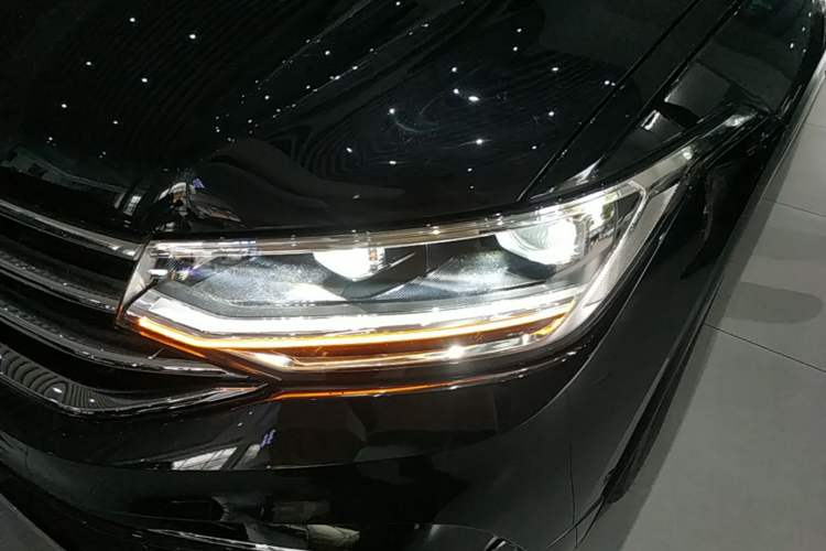 Used Volkswagen Tiguan L 2024 Outstanding Model 330TSI Automatic Two-Wheel Drive R-Line Dragon Glory Edition Left Front Headlight