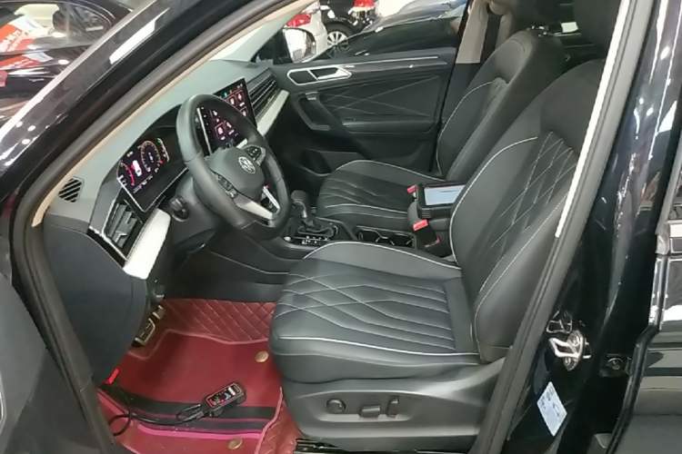 Used Volkswagen Tiguan L 2024 330TSI Automatic Two-Wheel Drive R-Line Enhanced Edition Left Front Seat