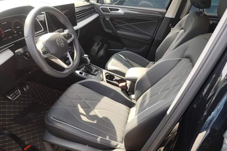 Used Volkswagen Tiguan L 2024 Outstanding Model 330TSI Automatic Two-Wheel Drive R-Line Dragon Glory Edition Left Front Seat