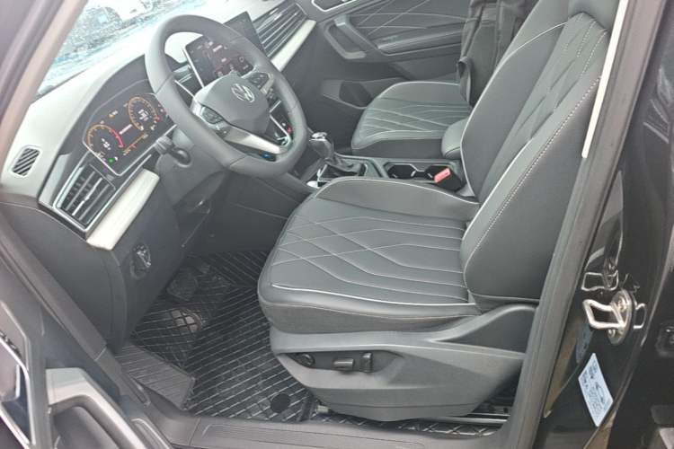 Used Volkswagen Tiguan L 2024 Outstanding Model 300TSI Automatic Two-Wheel Drive Longteng Edition Left Front Seat