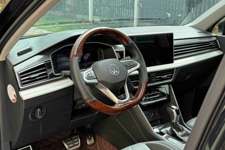 Used Volkswagen Tiguan L 2024 Outstanding Model 330TSI Automatic Two-Wheel Drive R-Line Dragon Glory Edition Left Front Seat