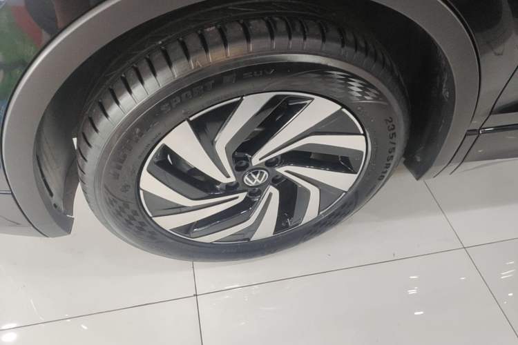 Used Volkswagen Tiguan L 2024 Outstanding Model 330TSI Automatic Two-Wheel Drive R-Line Dragon Glory Edition Left Front Wheel Hub
