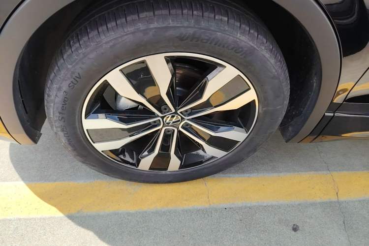 Used Volkswagen Tiguan L 2024 Outstanding Model 330TSI Automatic Two-Wheel Drive R-Line Dragon Glory Edition Left Front Wheel Hub