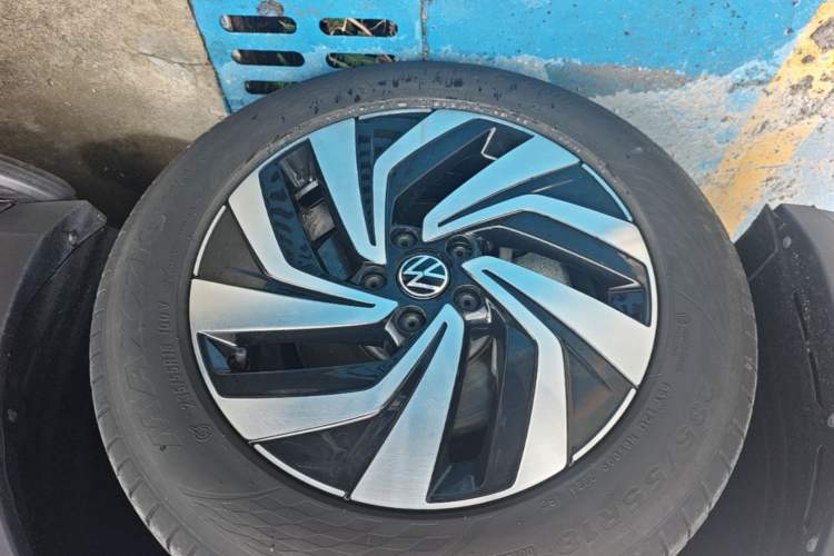 Used Volkswagen Tiguan L 2024 Outstanding Model 300TSI Automatic Two-Wheel Drive Longteng Edition Left Front Wheel Hub