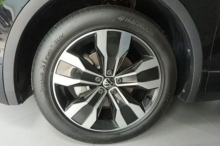 Used Volkswagen Tiguan L 2024 Outstanding Model 330TSI Automatic Two-Wheel Drive R-Line Dragon Glory Edition Left Front Wheel Hub