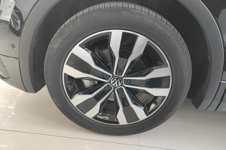 Used Volkswagen Tiguan L 2024 Outstanding Model 330TSI Automatic Two-Wheel Drive R-Line Dragon Glory Edition Left Front Wheel Hub