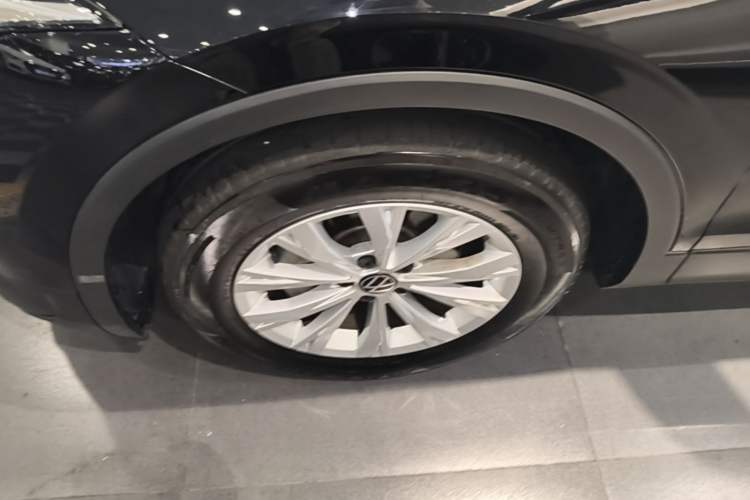Used Volkswagen Tiguan L 2024 Outstanding Model 300TSI Automatic Two-Wheel Drive Longteng Edition Left Front Wheel Hub