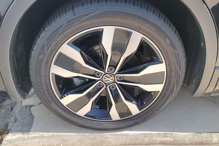 Used Volkswagen Tiguan L 2024 330TSI Automatic Two-Wheel Drive R-Line Enhanced Edition Left Front Wheel Hub