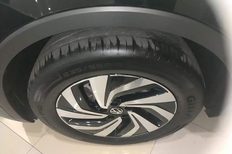 Used Volkswagen Tiguan L 2024 Outstanding Model 300TSI Automatic Two-Wheel Drive Longteng Edition Left Front Wheel Hub