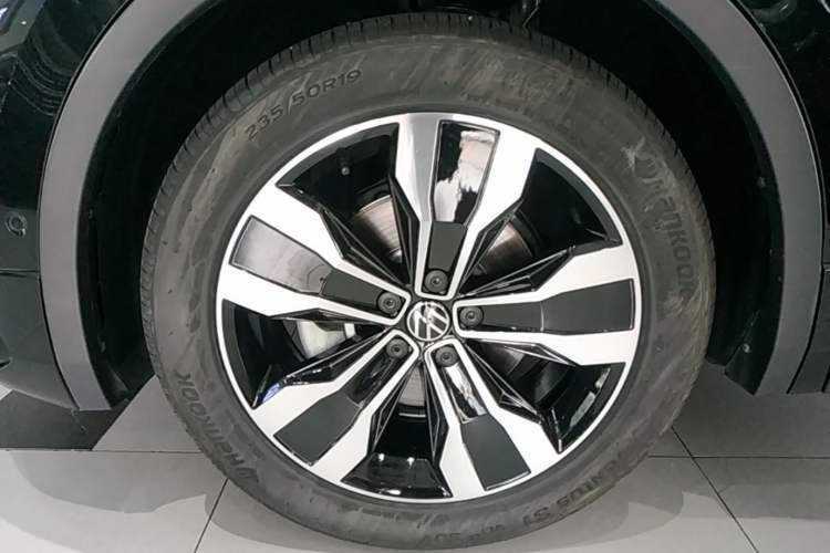 Used Volkswagen Tiguan L 2024 Outstanding Model 330TSI Automatic Two-Wheel Drive R-Line Dragon Glory Edition Left Front Wheel Hub