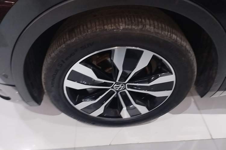 Used Volkswagen Tiguan L 2024 Outstanding Model 330TSI Automatic Two-Wheel Drive R-Line Dragon Glory Edition Left Front Wheel Hub