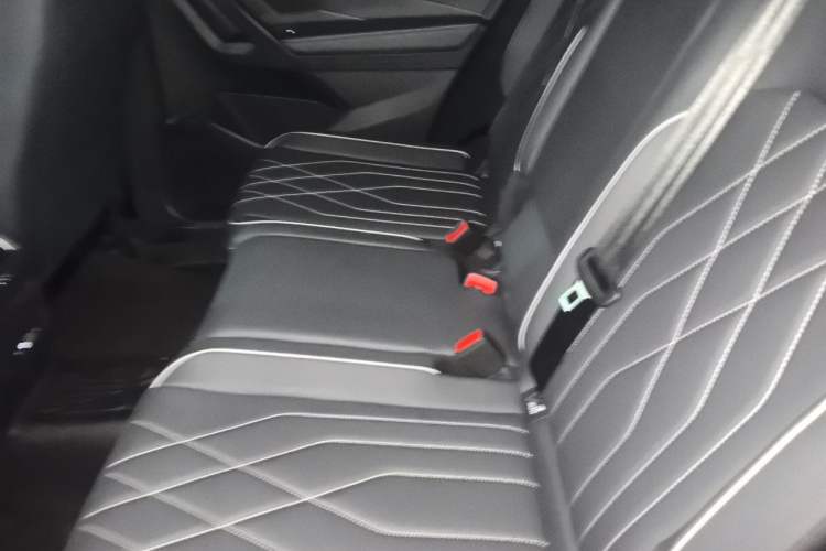 Used Volkswagen Tiguan L 2024 Outstanding Model 330TSI Automatic Two-Wheel Drive R-Line Dragon Glory Edition Left Rear Seat