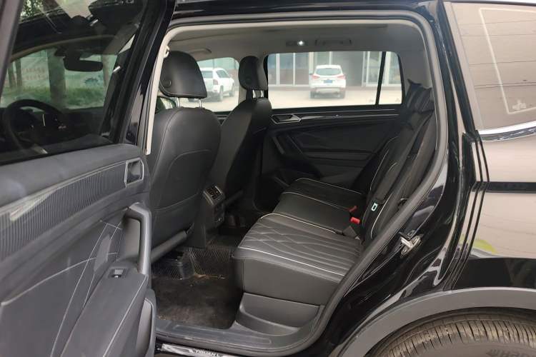 Used Volkswagen Tiguan L 2024 Outstanding Model 330TSI Automatic Two-Wheel Drive R-Line Dragon Glory Edition Left Rear Seat