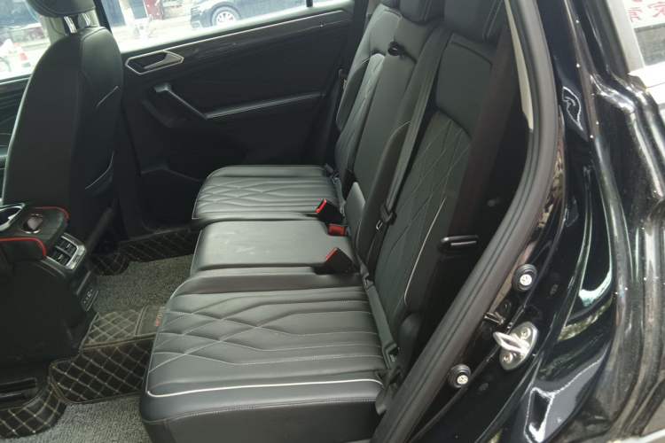 Used Volkswagen Tiguan L 2024 Outstanding Model 330TSI Automatic Two-Wheel Drive R-Line Dragon Glory Edition Left Rear Seat