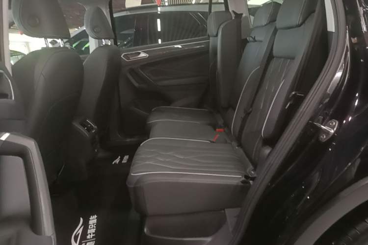 Used Volkswagen Tiguan L 2024 330TSI Automatic Two-Wheel Drive R-Line Enhanced Edition Left Rear Seat